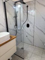 ⁦פלטת PVC דמוי שיש – לבן עם גידים אפורים⁩ – תמונה ⁦2⁩